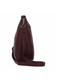 Burgunderfarbene Leder-Crossbody-Tasche mit strukturiertem Finish, silberfarbenen Beschlägen, einem langen Tragegurt und einem schlanken Profil. Verfügt über klare Linien und ein minimales Design.
