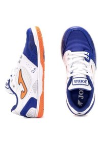 Zapatillas deportivas en azul y blanco con acentos en naranja, que presentan una parte superior de malla, suela texturizada y diseño de cordones. Logo notable en el lateral.