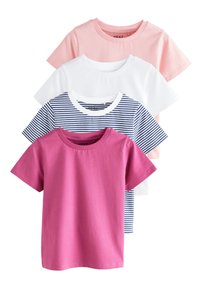 Quatre t-shirts empilés : un rose, un blanc, un à rayures bleu marine et un magenta. Tous ont des manches courtes et un col rond.