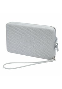 Cartera con cremallera de color gris claro y superficie texturizada, con un patrón de panal y una correa para muñeca para llevar. Logo grabado en la parte frontal.