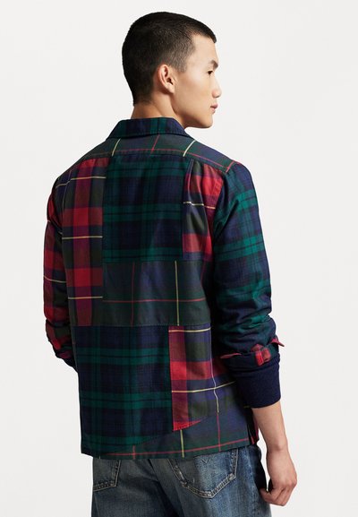 Geruite shirt van katoenmix met veelkleurige vierkanten in groen, rood en marineblauw. Inclusief een kraag en lange mouwen met opgerolde manchetten.