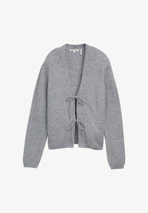 Gilet en tricot gris avec un col en V, des manches longues et une fermeture à nouer à l'avant. Fabriqué dans un matériau doux avec une finition texturée.