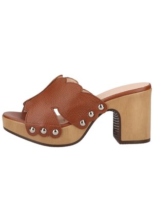 Brauner Leder-Pantolette mit offenen Zehen, wellenförmigen Kanten, silbernen Nieten, Holzblockabsatz und Schlupfdesign.