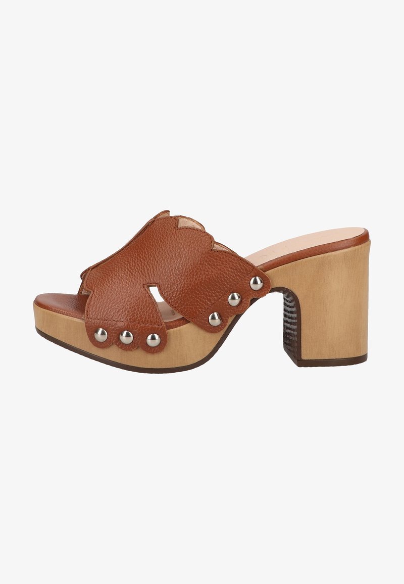 Mule en cuir marron à bout ouvert avec bords festonnés, clous argentés, talon bloc en bois et design slip-on.