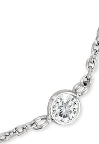 Bracciale in argento con catena, caratterizzato da una pietra rotonda simile a un diamante, incastonata in una ghiera circolare, con design a catena collegata e superficie liscia.