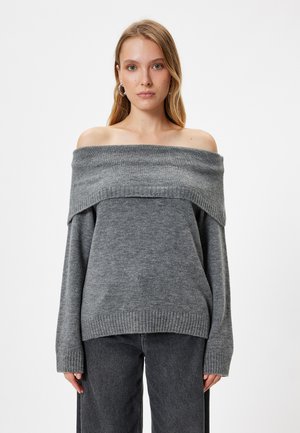 Jasnoszary sweter typu off-shoulder z prążkowanymi mankietami i dołem. Miękka faktura, luźny krój i szeroki dekolt zapewniająca wygodną sylwetkę.