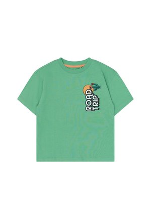 Grøn T-shirt med korte ærmer med teksten "ROAD TRIP" ved siden af en orange sol og grøn kaktus grafik på øverste venstre bryst.