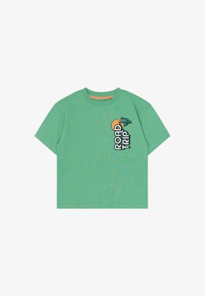 Grøn T-shirt med korte ærmer med teksten "ROAD TRIP" ved siden af en orange sol og grøn kaktus grafik på øverste venstre bryst.