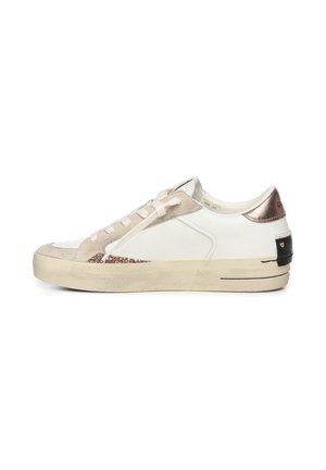 Sneakers bianchi in pelle con accenti in suede beige, dettagli glitterati sui lati, tacco metallizzato color oro rosa e pannello posteriore nero. Design con lacci.