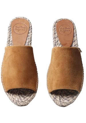 Sandales en daim marron à enfiler avec des semelles en corde tressée et une semelle intérieure en cuir lisse portant un logo. Design ouvert aux orteils avec des bords supérieurs arrondis.