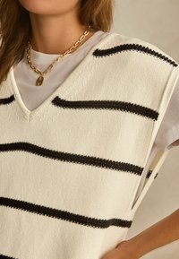 Next V-NECK REGULAR FIT - Tricou cu imprimeu - ecru black stripe