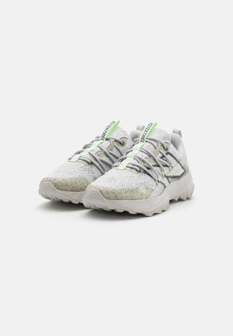Weiße Laufschuhe mit einem atmungsaktiven Mesh-Obermaterial, grünen Akzenten, strukturiertem Zwischensohlenbereich und robustem Gummiaußensohle. Sie verfügen über reflektierende Details.