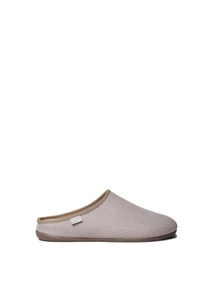 Béžová textúrovaná papuča do domu na zasúvanie s nízkym opätkom a malou textilnou značkou na boku, zobrazená v bočnom profile na bielom pozadí.