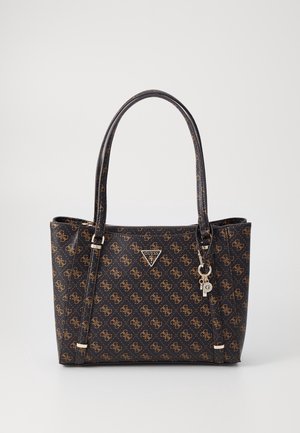 Czarna i brązowa torba typu tote marki Guess z monogramem, podwójnymi uchwytami, trójkątną plakietką z logo oraz zawieszką w kształcie klucza na gładkim tle.