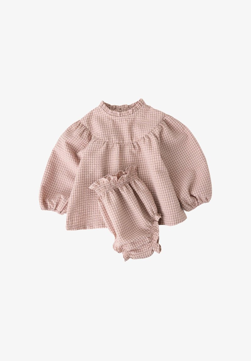 Haut à manches longues rose à carreaux pour bébé fille avec bloomers à volants assortis, tous deux en tissu léger et doux.