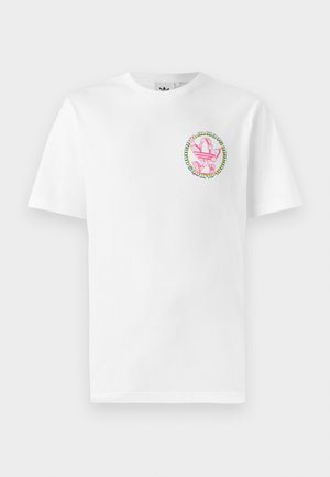 Hvid bomulds t-shirt med et rundt, farverigt trykt logo i pink og grøn på brystet. Korte ærmer og rund hals-design.