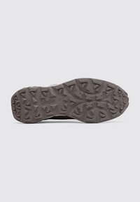 Semelle de chaussure avec des sculptures profondes et angulaires pour une meilleure adhérence, marquée "Callaghan", présentée sur un fond clair uni.