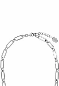 Collar de cadena plateada que presenta eslabones rectangulares alargados, acabado pulido y un cierre con una cadena ajustable y etiqueta de logo.