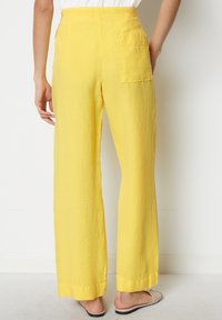 Marc O'Polo PANTS JOGGER STYLE STRAIGHT LEG MEDIUM WAIST DRAWSTRING - Broek - corn yellow
