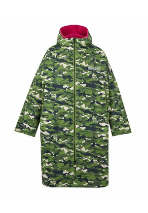 Zielony kamuflażowy długi płaszcz przeciwdeszczowy z kapturem, różową podszywką z polaru, przednim zamkiem błyskawicznym i bocznymi kieszeniami na zamek, marki "Regatta Great Outdoors".