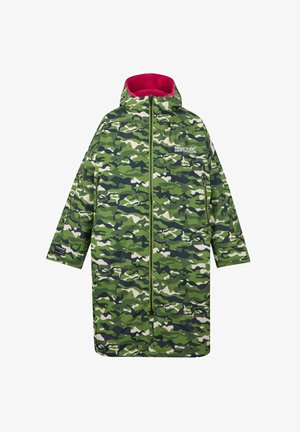 Imperméable long camouflage vert avec capuche, doublure en polaire rose, fermeture éclair à l'avant et poches latérales zippées, de la marque "Regatta Great Outdoors".