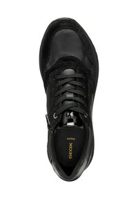 Baskets noires avec un mélange de cuir et de suède, dotées d'un laçage à l'avant, d'un détail zippé et d'un intérieur rembourré. Marquage Geox en or.