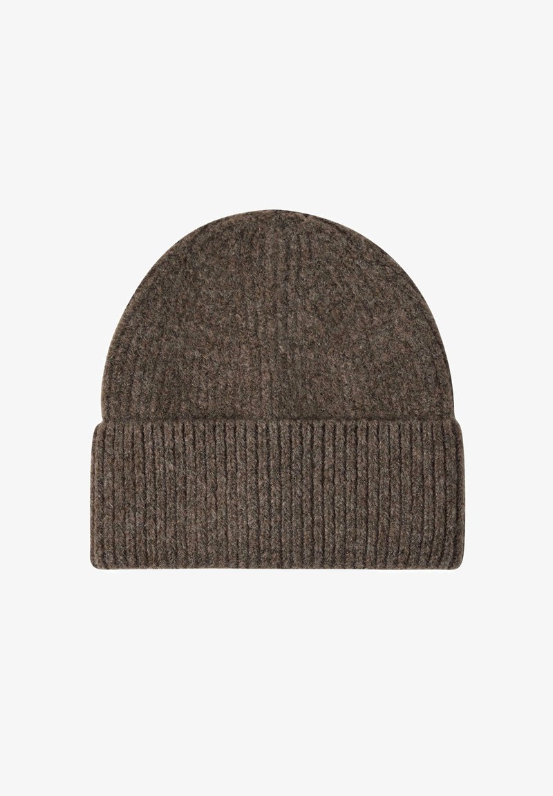Brun strikket uldbeanie med en foldet ribbet manchet, der viser vertikale og diagonale strikkemønstre.