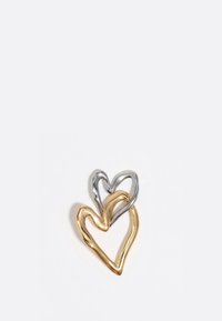 Dos corazones entrelazados, uno en oro pulido y el otro en plata pulida, con un diseño ondulado y texturizado.