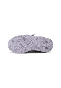 Suola di scarpa in gomma viola con motivi a onde testurizzati e accenti circolari, progettata per aderenza e stabilità. Presenta una leggera curva.
