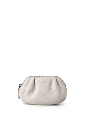Kleine grijze lederen pouch met korrelstructuur, bovenste ritssluiting en subtiel geperst merknamen aan de voorkant.