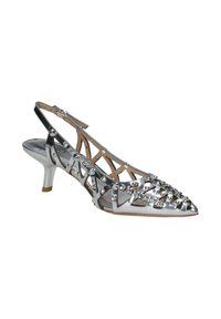 Scarpa slingback argento con punta affilata, caratterizzata da ritagli geometrici, borchie metalliche e un tacco medio sottile.