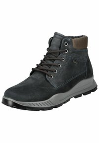Botas de media caña de cuero gris oscuro con un acabado texturizado, cuello de tela marrón y suela de goma gris que presenta patrones de tracción y ojales de metal.
