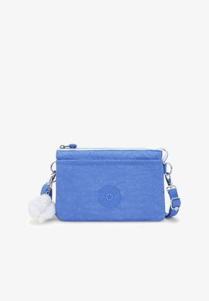 Borsa a tracolla blu in nylon con finitura texturizzata, dotata di chiusura a zip, tracolla regolabile e un accento di portachiavi bianco in pelliccia.
