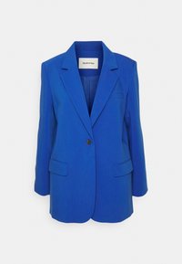 Leuchtend blauer Ein-Knopf-Blazer mit Reverskragen, zwei vorderen Klappentaschen und einer inneren Brusttasche, vor einem einfarbigen Hintergrund präsentiert.