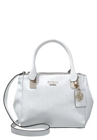 Biała torebka Guess z wytłaczanym wzorem, podwójnymi uchwytami, odczepianym paskiem na ramię oraz złotą zawieszką z logo na metce.