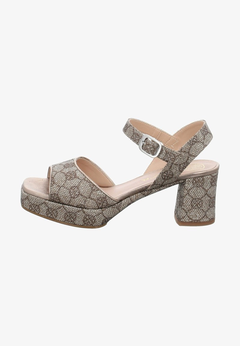 Sandale femme à bout ouvert avec talon épais et bride à la cheville, recouverte de tissu marron et beige à motifs texturés avec boucle argentée.