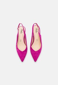 Fuchsiové suede podpatky se zapínáním za patu, s špičatou špičkou a minimalistickým kotníkovým páskem. Disponují hladkým vnitřním podšívkou a značkovou stélkou.