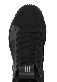 Sneaker nera alta con materiali in pelle liscia e suede, design con lacci, suola rigata e dettaglio del logo dorato sulla linguetta.