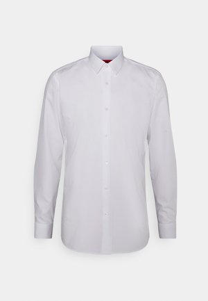 Weißes Hemd mit langen Ärmeln, spitzem Kragen, durchgeknöpft vorne und mit Knopfmanschetten auf einfachem hellem Hintergrund.