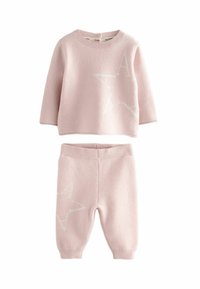 Ružový pletený dvojdielny set pozostávajúci z topu s dlhým rukávom, ktorý má bielu hviezdu a dizajn písmena "A", doplnený o zodpovedajúce zúžené nohavice.