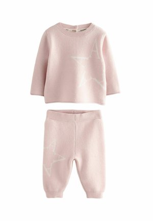 Rosa gestricktes Zweiteiliges-Set bestehend aus einem Langarm-Oberteil mit einem weißen Stern und dem Design „A“, kombiniert mit passenden tapered Hosen.