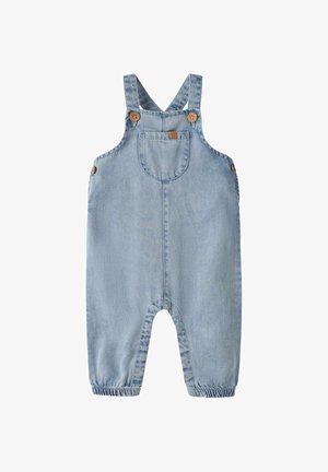 Lyseblå denim babyoverall med forlomme, justerbare skulderstropper, træknapper og elastiske benåbninger.