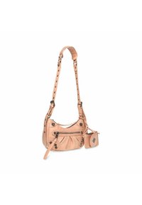 Borsa a spalla in pelle rosa chiaro con tracolla regolabile, tasca con zip frontale, dettagli con bottone e due piccole borse attaccate.