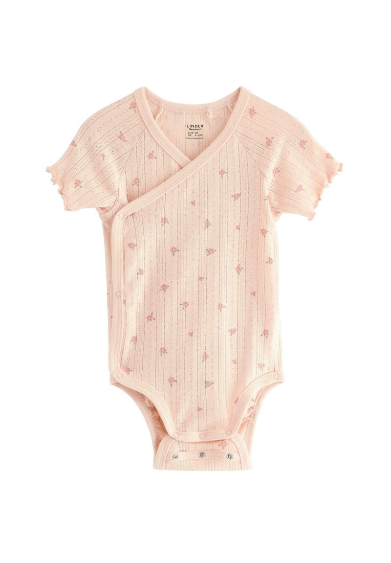 Ljusrosa kortärmad bodysuit med en inslagning, prydd med små blommönster och texturerade ränder; inkluderar tryckknappar i botten.