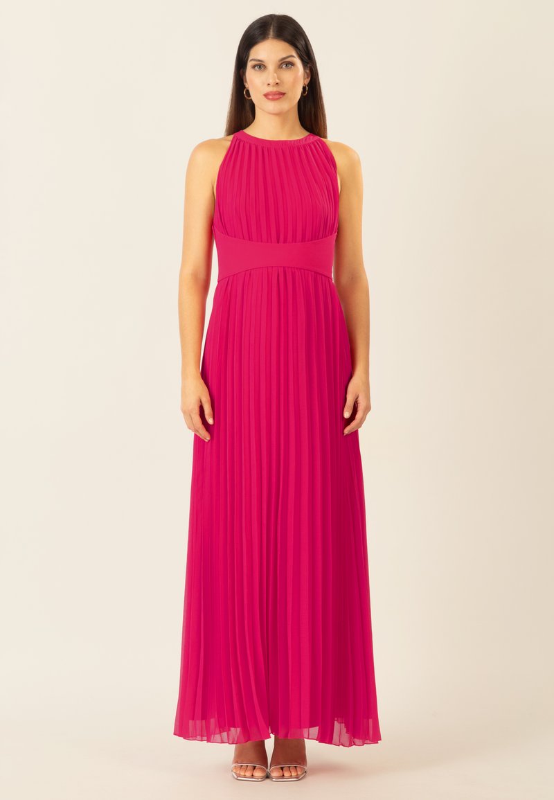 Langes, plissiertes Kleid aus leuchtend pinkem Stoff mit Halterneck-Design und tailliertem Bund, das einen fließenden Rock und minimale Details aufweist.