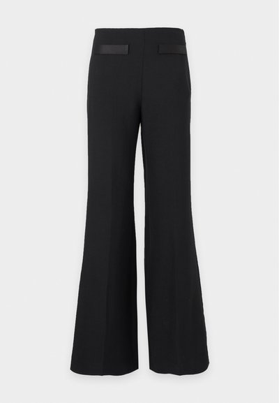 Pantalon noir taille haute avec jambes larges et deux poches passepoilées horizontales à l'arrière, présenté sur un fond clair uni.