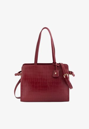 Bolso rojo con relieve de cocodrilo, con doble asa y correa desmontable. Presenta herrajes dorados y una pequeña etiqueta colgante.