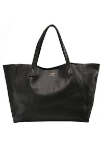 Svart lädertote med texturerad yta, dubbla handtag och öppen topp. Har en liten prägling av logotypen på framsidan. Stor kapacitetsdesign.