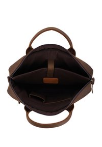 Sac à main en cuir marron avec une fermeture éclair ouverte révélant un intérieur en tissu sombre, un compartiment rembourré pour ordinateur portable avec sangle et des poches supplémentaires à l'intérieur.