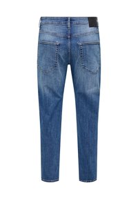 Jean en denim bleu vu de dos avec deux poches arrière et un patch de marque noir sur la taille sur fond blanc.